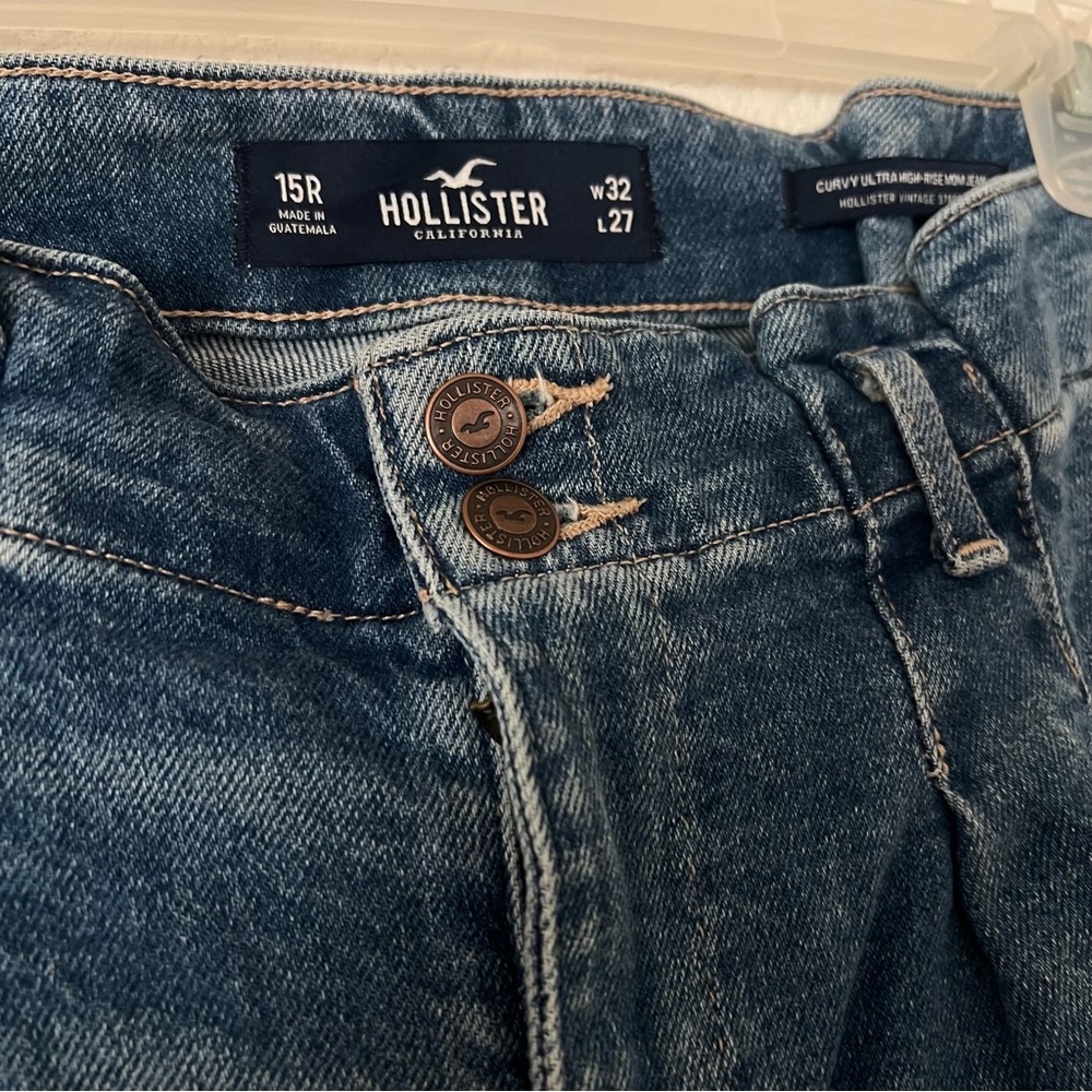 Hollister paper bag 
Curvy ultra high rise mom jean - Picture 8 of 8